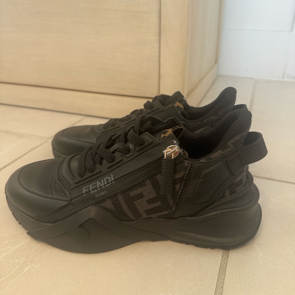 WOMANS LEATHER FENDI FLOW SIZE 7- WORN ONCE